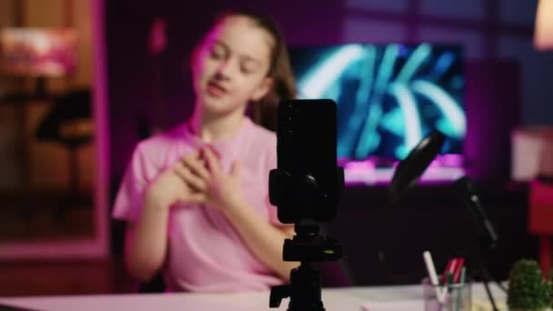 Gen Çocuğu Tarafından Çevrimiçi Kanal Için Çekim Yapmak Izleyicilerle Konuşmak — Stok video