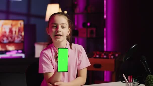 Создатель Детского Контента Снимающий Технологический Обзор Недавно Выпущенного Смартфона Зеленым — стоковое видео