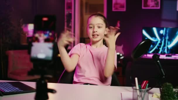 Kind Spricht Über Ihre Erfahrungen Beim Erwachsenwerden Und Filmt Inhalte — Stockvideo