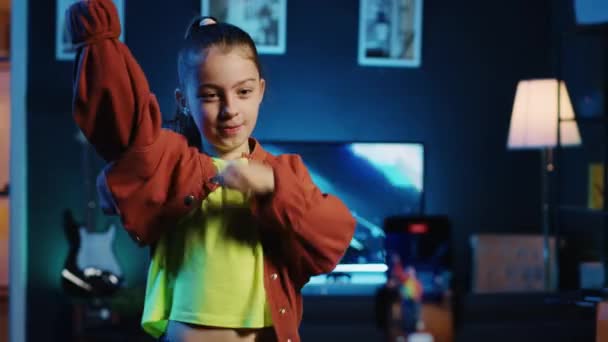 儿童媒体明星在公寓里跳舞 用手机为互联网用户录制视频 快乐的女孩用智能手机拍摄自己的舞步 跟随在线舞蹈潮流 — 图库视频影像
