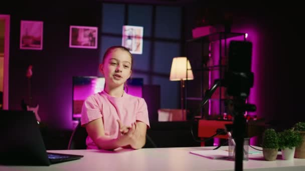 Oturma Odasında Sosyal Medya Platformu Için Masum Küçük Bir Kızın — Stok video