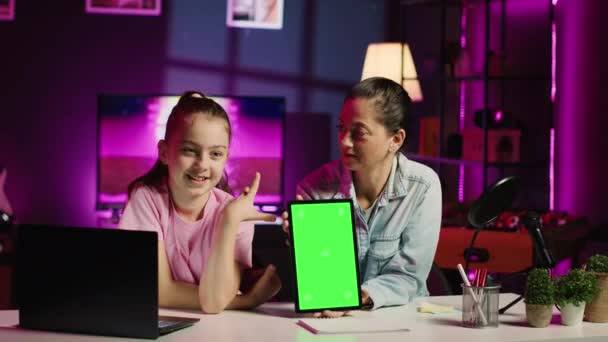 Roztomilá Dcera Natáčení Internetové Show Pomohl Její Rodič Propagace Zelené — Stock video