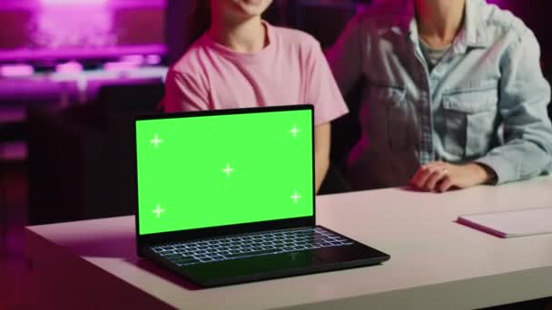 Közelkép Zöld Képernyős Laptop Üres Másolás Hely Bemutatására Használt Márka — Stock videók