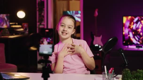Küçük Bir Kızın Pembe Oturma Odasındaki Çevrimiçi Platformlar Için Video — Stok video