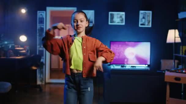 Zoom Out Πλάνο Της Ενεργητικής Παιδί Χορό Και Τραγούδι Ενώ — Αρχείο Βίντεο