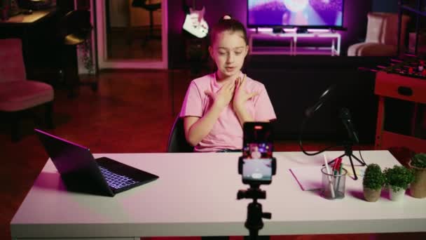 Dolly Mutlu Bir Kızın Oturma Odasında Sosyal Medya Platformu Için — Stok video