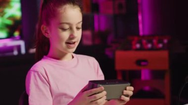 Genç bir çocuk, Bluetooth taşınabilir hoparlörünün çevrimiçi yayın kanalı için teknoloji değerlendirmesi yapıyor. Çocuk etkileyicisi, Z jenerasyonu izleyicileri için müzik çalma aygıtı açıyor