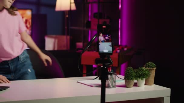 Oturma Odasına Gelen Sevimli Bir Kız Profesyonel Stüdyo Olarak Çevrimiçi — Stok video