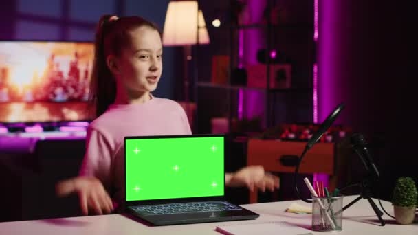 Child Tech Content Creator Filmt Technologieüberprüfung Des Green Screen Laptops — Stockvideo