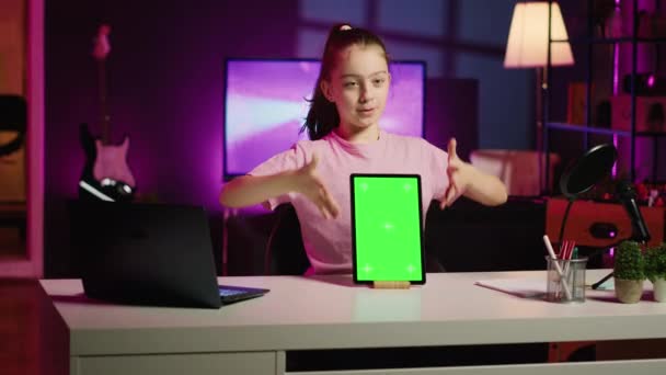 Pembawa Acara Internet Anak Anak Mempromosikan Tablet Layar Hijau Yang — Stok Video
