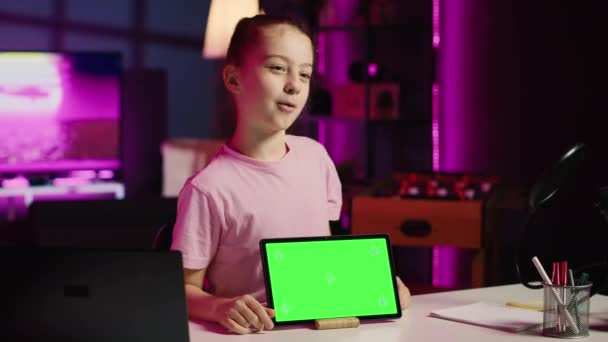 Sevimli Çocuk Içeriği Yaratıcısı Yeni Çıkan Izole Ekran Tabletinin Görüntülerini — Stok video