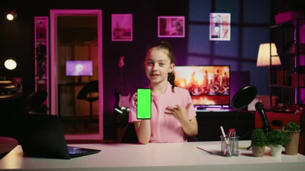 Kid Créateur Contenu Filmant Examen Technologie Téléphone Mobile Écran Isolé — Video