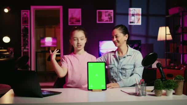 Stüdyodaki Sevimli Çocuk Etkileyicisi Kayıt Cihazlarını Kullanarak Model Tabletinin Incelemesini — Stok video