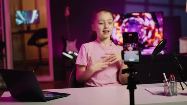 Jenerasyonu Izleyicileri Için Mutlu Çocuk Tepki Videosu Dizüstü Bilgisayardaki Çevrimiçi — Stok video