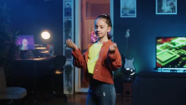 Happy Παιδί Κάνει Ιογενή Χορό Για Τις Πλατφόρμες Κοινωνικών Μέσων — Αρχείο Βίντεο