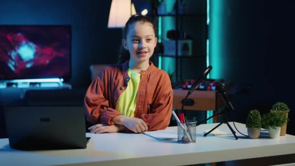 Sosyal Medya Platformu Için Oturma Odasında Video Çeken Enerjik Çocuk — Stok video