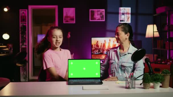 Mutlu Çocuk Sevgili Annesi Çevrimiçi Platformlarda Yeşil Ekran Dizüstü Bilgisayar — Stok video