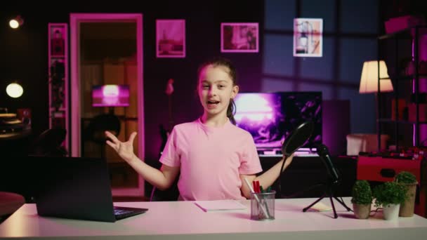 Νεαρό Παιδί Γυρισμάτων Στο Σαλόνι Που Χρησιμοποιείται Επαγγελματικό Στούντιο Για — Αρχείο Βίντεο