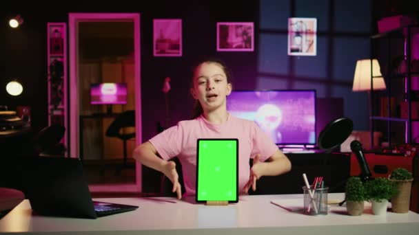 Lindo Niño Filmando Programa Internet Promoción Tableta Pantalla Verde Recibido — Vídeos de Stock
