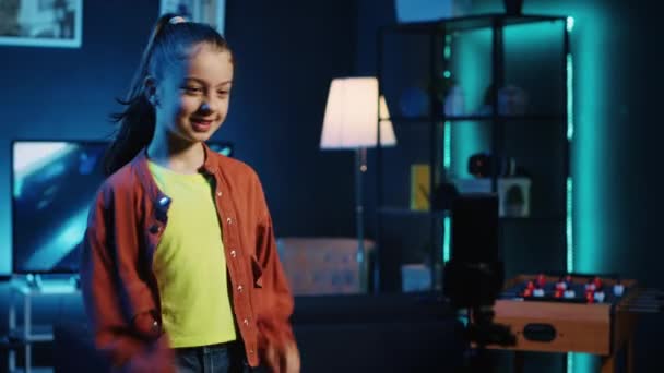 Στιγμιότυπο Ενός Χαρισματικού Μικρού Κοριτσιού Που Ηχογραφεί Μοντέρνο Βίντεο Χορού — Αρχείο Βίντεο