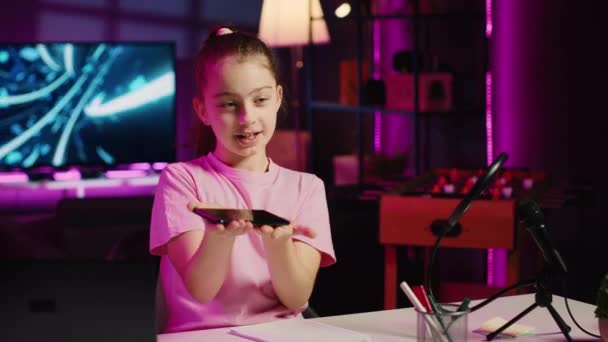 Дитячий Творець Контенту Який Знімає Технології Огляду Нещодавно Випущеного Смартфона — стокове відео
