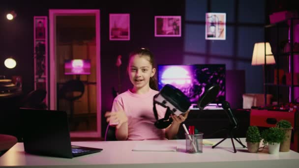 Little Girl Media Star Filming Technology Review Glasses Unboxing Them — Video