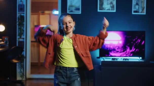 Ενεργητικό Νεαρό Κορίτσι Κινηματογραφεί Μαθήματα Χορού Για Άλλα Παιδιά Παρακολουθώντας — Αρχείο Βίντεο