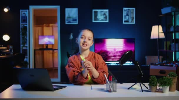 Fiatal Tartalom Alkotója Filmezi Magát Beszélő Pontok Megvitatása Népszerű Gyerekek — Stock videók