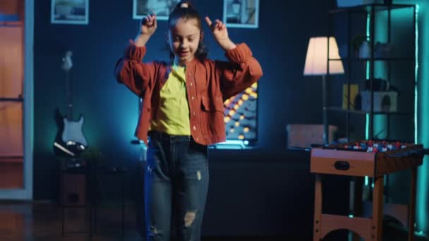 儿童内容创建者使用专业录音设备为在线流媒体平台拍摄舞蹈视频 年轻的媒体明星为她这一代人做病毒舞蹈准备 — 图库视频影像