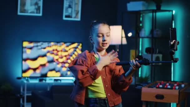 Nuori Media Tähti Tanssii Asunnossa Tallennus Video Puhelimen Selfie Kiinni — kuvapankkivideo