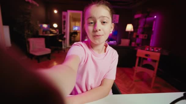 可爱的孩子拿着自己的智能手机相机 拍摄自己的房间之旅的孩子看她的在线内容 做Pov风格视频的年轻女孩在社交媒体频道粉丝面前展示自己的家 — 图库视频影像