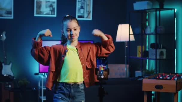 Radostné Dítě Tančí Matně Osvětleném Interiéru Domácího Studia Produkuje Obsah — Stock video