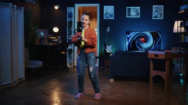 Молодая Девушка Получает Тонны Помолвки Своих Танцевальных Клипах Снятых Телефон — стоковое видео