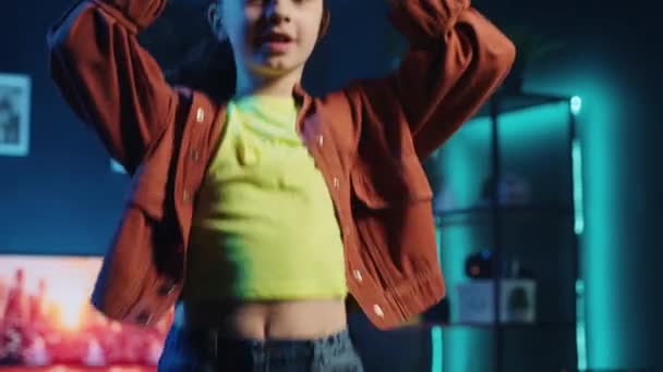Niña Pequeña Participando Una Locura Baile Viral Después Ver Celebridades — Vídeo de stock