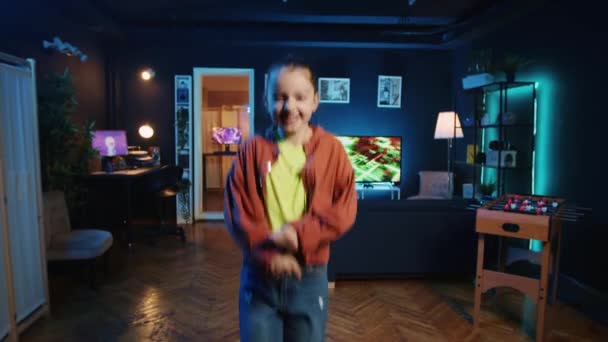 Söt Unge Trycker Inspelningsknappen Inspelningsutrustning Gör Dans Handledning För Andra — Stockvideo