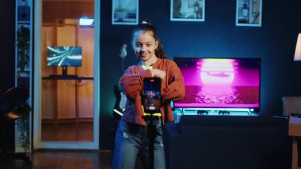 Junges Mädchen Tanzt Schummrig Beleuchteten Innenraum Des Heimstudios Und Produziert — Stockvideo