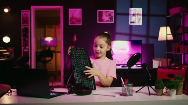 스튜디오에서 어린이 영향력자 키보드 마우스 헤드폰 사양을 보여줍니다 온라인 채널에 — 비디오