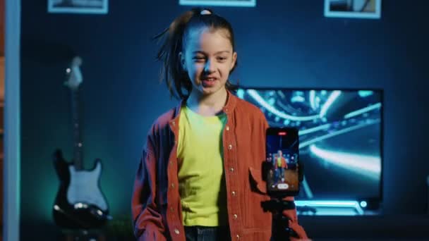 Kinderen Influencer Dansen Thuisstudio Het Opnemen Van Video Met Mobiele — Stockvideo