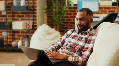 Patronla video konferans toplantısındayken ev çalışanı olarak çalışıp görevleri uzaktan çözeceğim. Yönetici rehberliği altında çevrimiçi video çağrısında dizüstü bilgisayarın klavyesine veri giriş yapan bir tele-işçi.