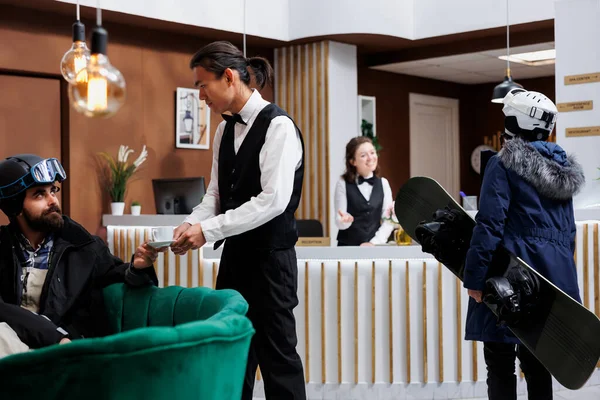 Personel Kontrolü Için Otel Lobisinde Snowboard Taşıyan Kadın Turistin Gelişi — Stok fotoğraf