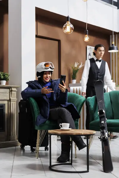 Asian Woman Hotel Lobby Holding Smartphone While Wearing Ski Goggles — Stock Photo, Image