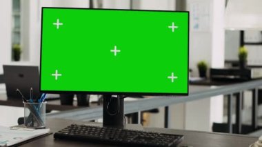 Masaüstünde yeşil ekran bilgisayar görüntüsü, boş küçük işletme ofisi. Modern monitör ekranında izole edilmiş model şablonu, kromakey teknolojili boş telif alanı, dijital yazılım.