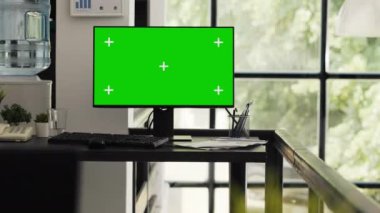 Ajansın ortak çalışma alanında boş bir telif alanı şablonu sunan yeşil ekran düzenine sahip boş masa. İzole edilmiş kromakey ekran, modern yazılım ile çalışan ofis çalışma istasyonu bilgisayar monitörü.