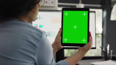 İşletme yöneticisi boş yeşil ekran şablonu kullanan dijital tablet kullanarak modern aygıttaki izole edilmiş kromakey telif alanına bakıyor. Model planlı çalışan tutma aygıtı.
