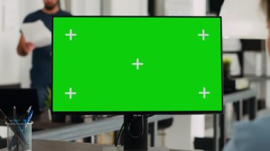 İşçi, yeşil ekran monitörünü analiz ediyor ve pazarlama geliri geliştirme üzerinde çalışıyor. İş kadını, izole edilmiş renk anahtarı, dijital boş telif alanı ile bilgisayar ekranını kontrol ediyor.