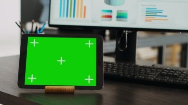 Kromakey temalı etkileşimli tablette yeşil ekran projeksiyonu şirket masasında görünür. Gelişmiş el bilgisayarı üzerinde izole edilmiş model tasarımı, boş telif alanı düzeni. Kapat..