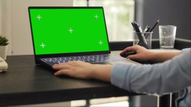 Kadın analist yeşil ekran izole ekran ile dizüstü bilgisayarda çalışıyor, boş model şablonu ile bilgisayarı kontrol ediyor. Kromakey telif alanı ekranı kullanarak iş görevleri üzerinde çalışan genç kişi.
