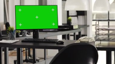 Başlangıç alanındaki işletme işlemleri için kullanılan ofis masasına yeşil ekran ekran yerleştirildi, boş çalışma istasyonu ve izole edilmiş kopya alanı çalıştıran monitör. Boş kromakey görüntüsünü gösteren masaüstü.