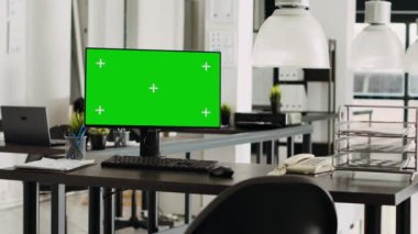Bilgisayar ekranında yeşil ekranı olan boş bir ofis, pazarlama acentesi açık kat planı. İzole edilmiş modelleme şablonu, boş kromakey kopyalama alanı ile eşzamanlı çalışma alanı.