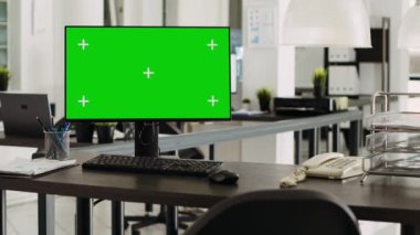 Çalışma alanı bilgisayarındaki yeşil ekran masaüstü çalışma istasyonuna yerleştirildi, açık kat planlama ofisi. Bilgisayar monitörü boş model ekran ile izole edilmiş kromakey şablonu gösteriyor.